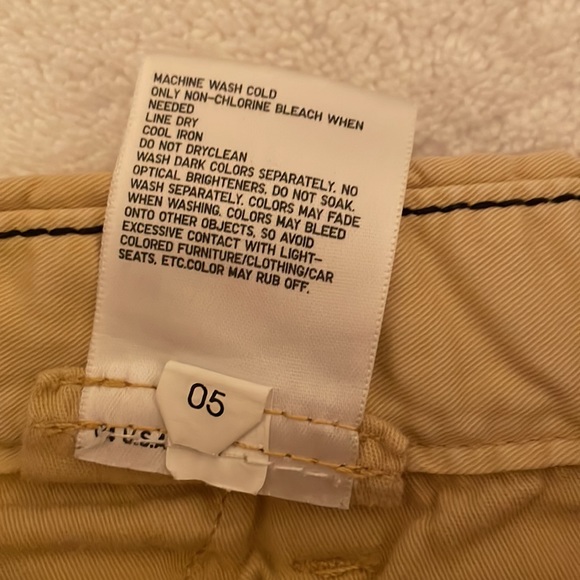 Mens size S. uniqlo flat front shorts mustard colour. Good used condition - Picture 4 of 11